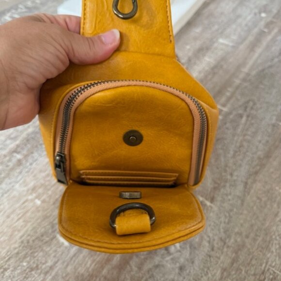 Pretty Simple Jordan Sling Bag NWOT - Picture 5 of 7